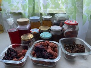 梅仕事をしました。梅干し、梅シロップ、梅のはちみつ煮、梅酒の写真です。